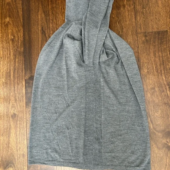 Vince men cashmere blendturtle neck sweater. Size M. Grey.